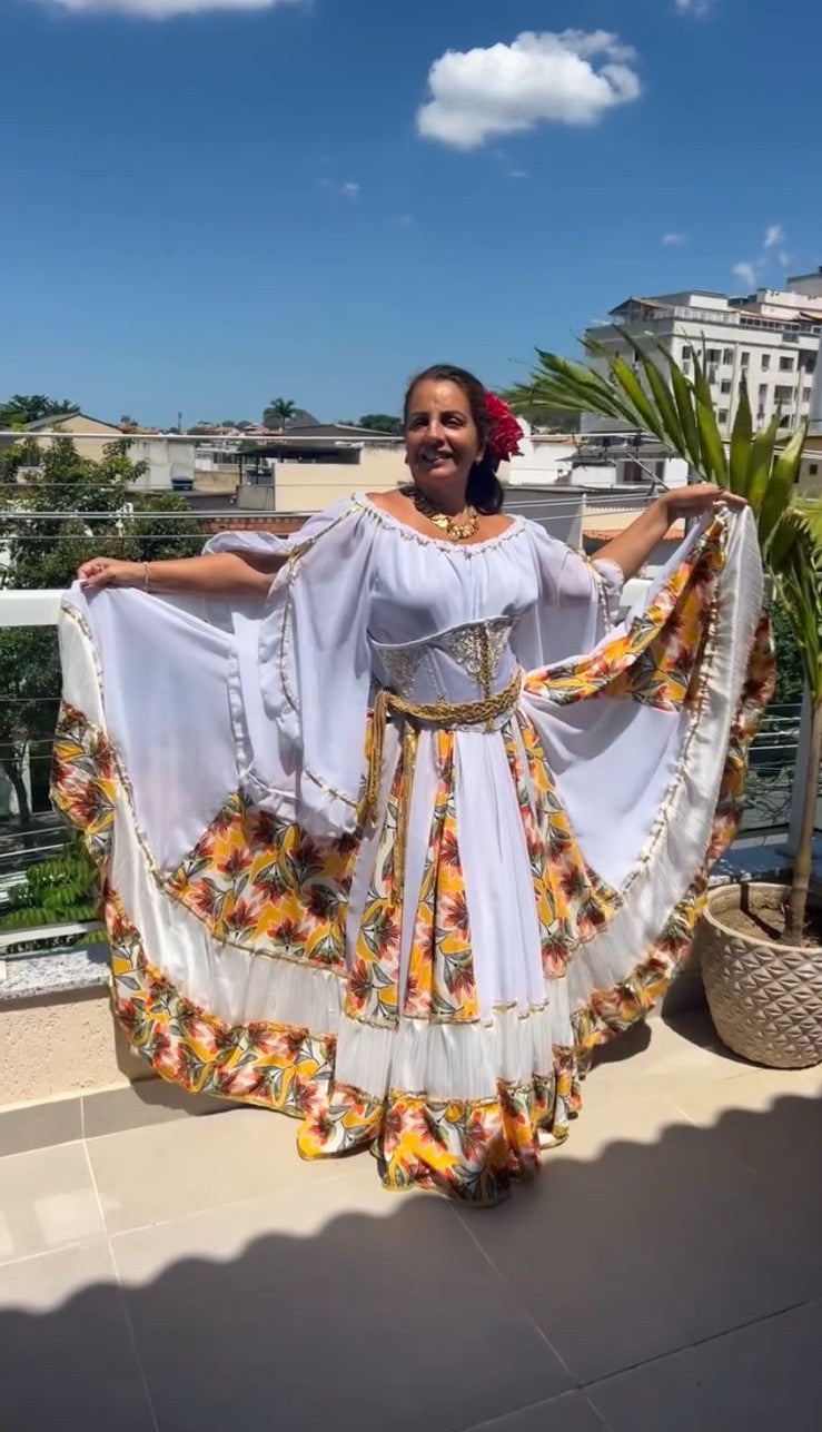 CONJUNTO CIGANA BRANCO COM DETALHES FLORIDOS
